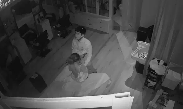Hack camera chị chủ salon tóc và anh shipper giao hàng đêm